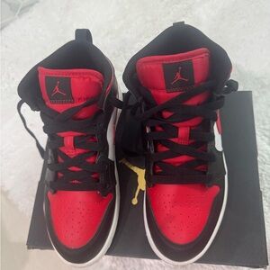 Jordan 1 Mid  (PS) size 2.5 Y